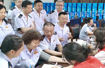 赤峰市肿瘤医院开展“践行初心担使命 强基固本护健康”联合主题党日义诊活动