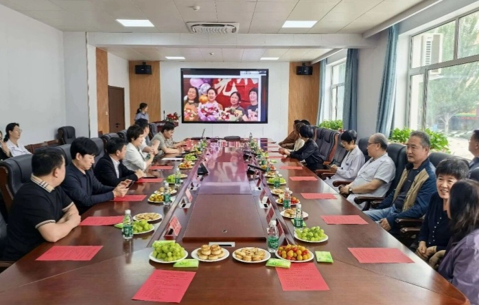 岁月鎏金映初心 薪火相传敬芳华——赤峰市肿瘤医院举办2025-2026年度荣休职工感恩致敬座谈会